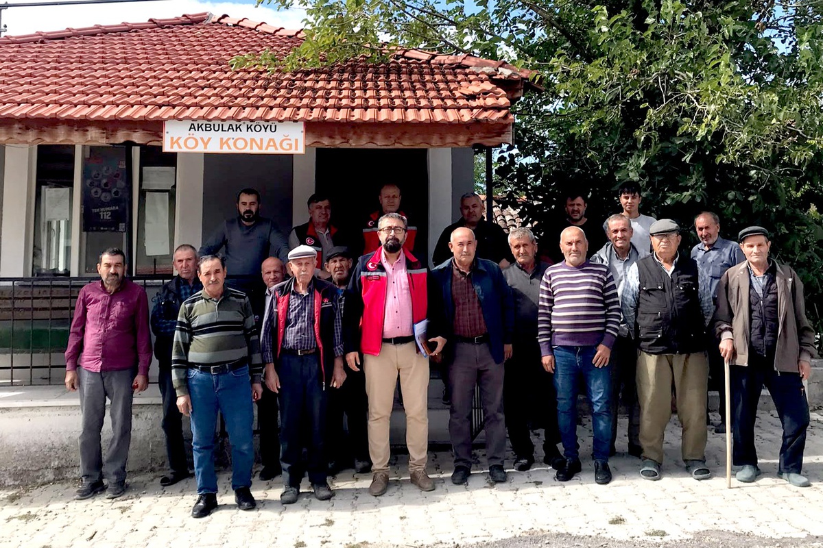 Uşak İl Tarım ve Orman Müdürlüğü ekipleri köy köy gezerek üreticileri dinliyor