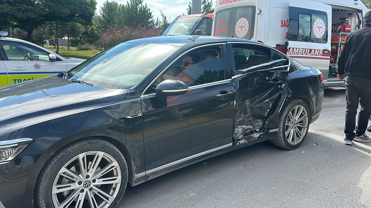 Van\'da iki otomobilin çarpışması sonucu 2 kişi yaralandı
