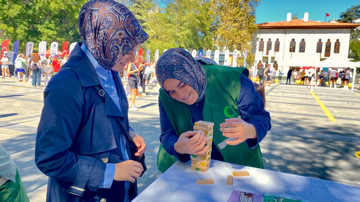 Yeşilay Sinop Şubesi Uğur Mumcu Meydanı\'nda bağımlılıklara dikkat çekti