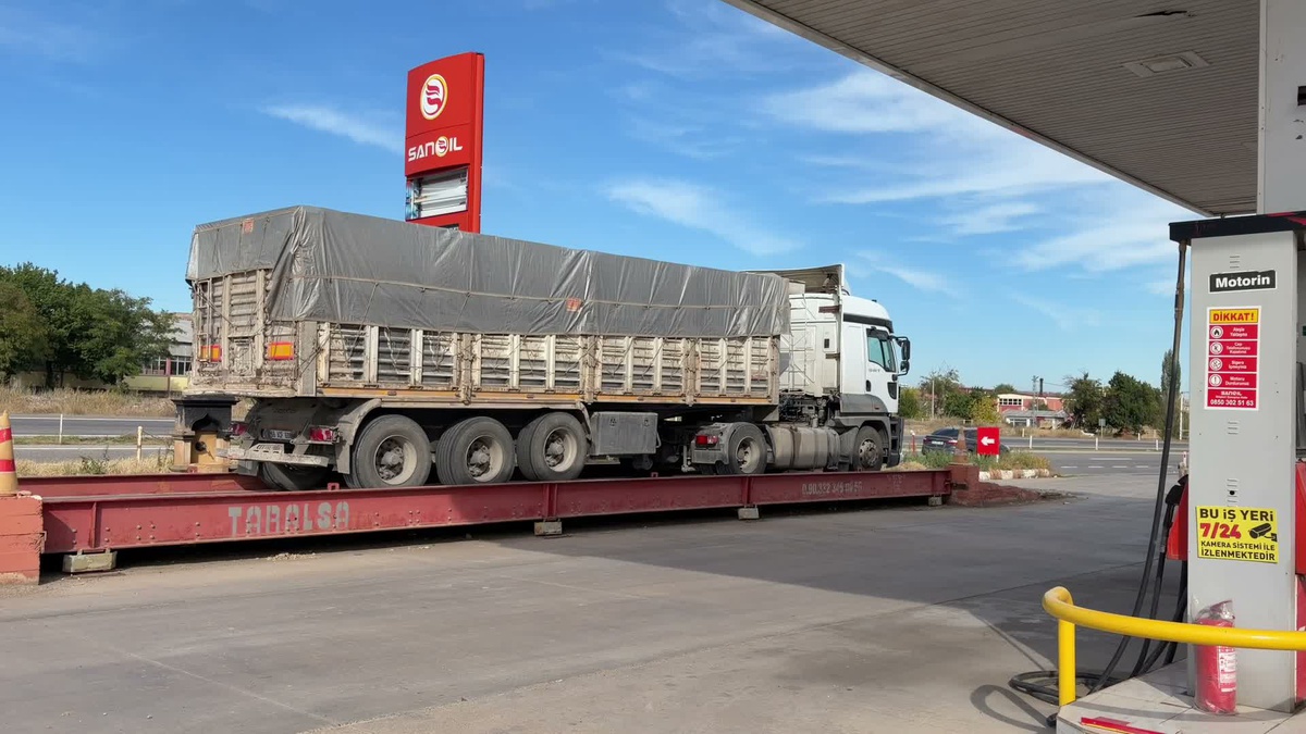 Yozgat\'ta nakliyeci Ünal, mazot 100 liraya çıkınca kamyonunda menemenle idare etti