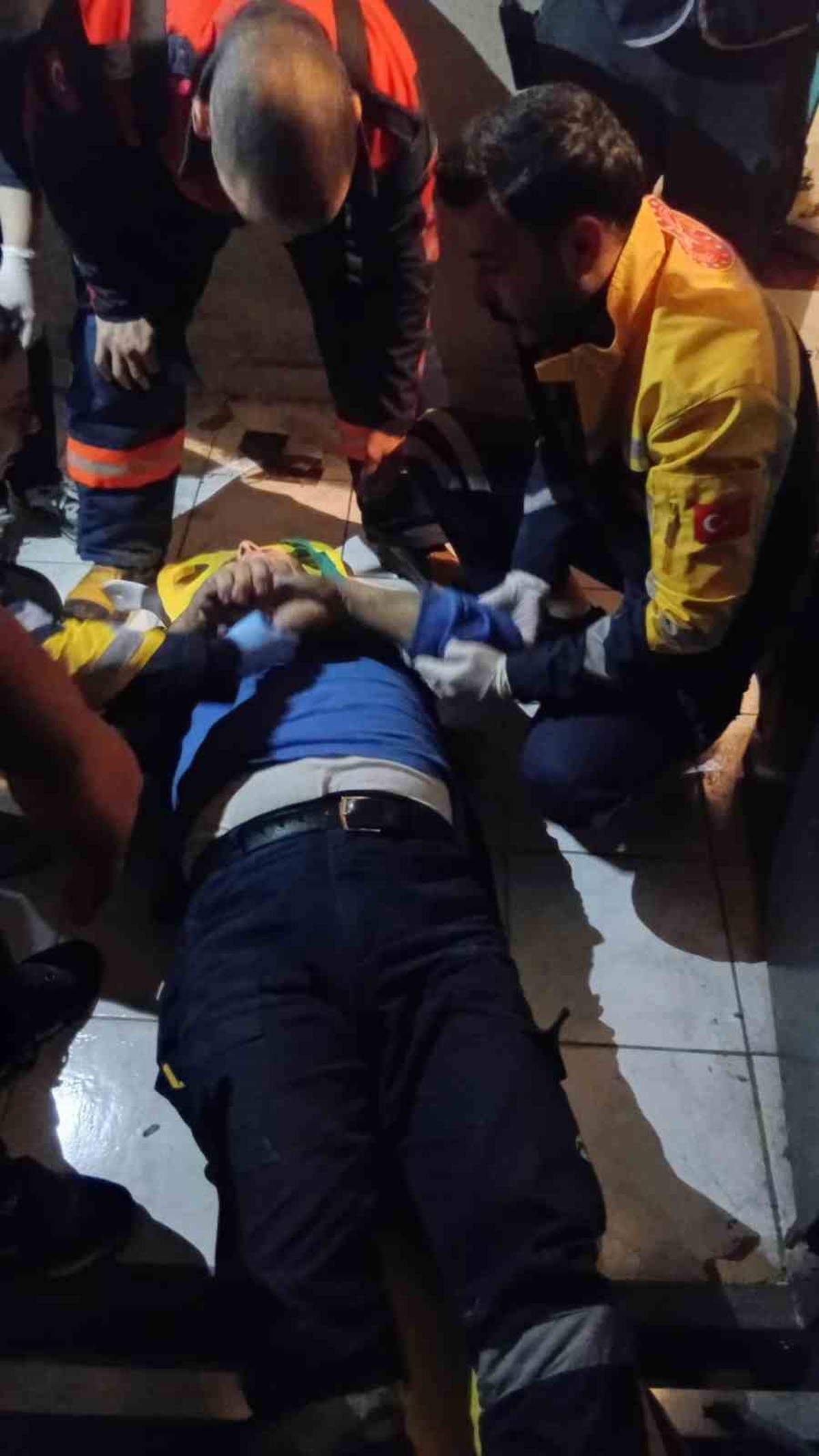 İddiaya göre Zonguldak\'ta üç kat düşen asansörde yaralanan şahıs hastaneye kaldırıldı