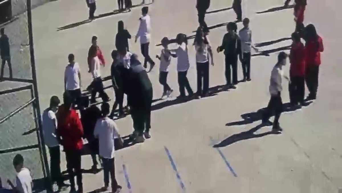 Zonguldak\'ta boğazına poğaça kaçan öğrenciyi nöbetçi öğretmen heimlich ile kurtardı