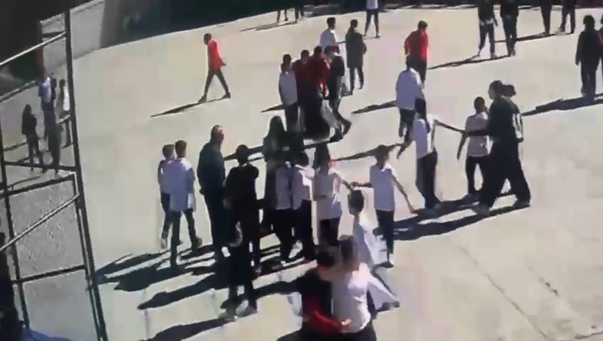 Zonguldak\'ta nöbetçi öğretmen, poğaça kaçan öğrenciyi Heimlich\'le kurtardı
