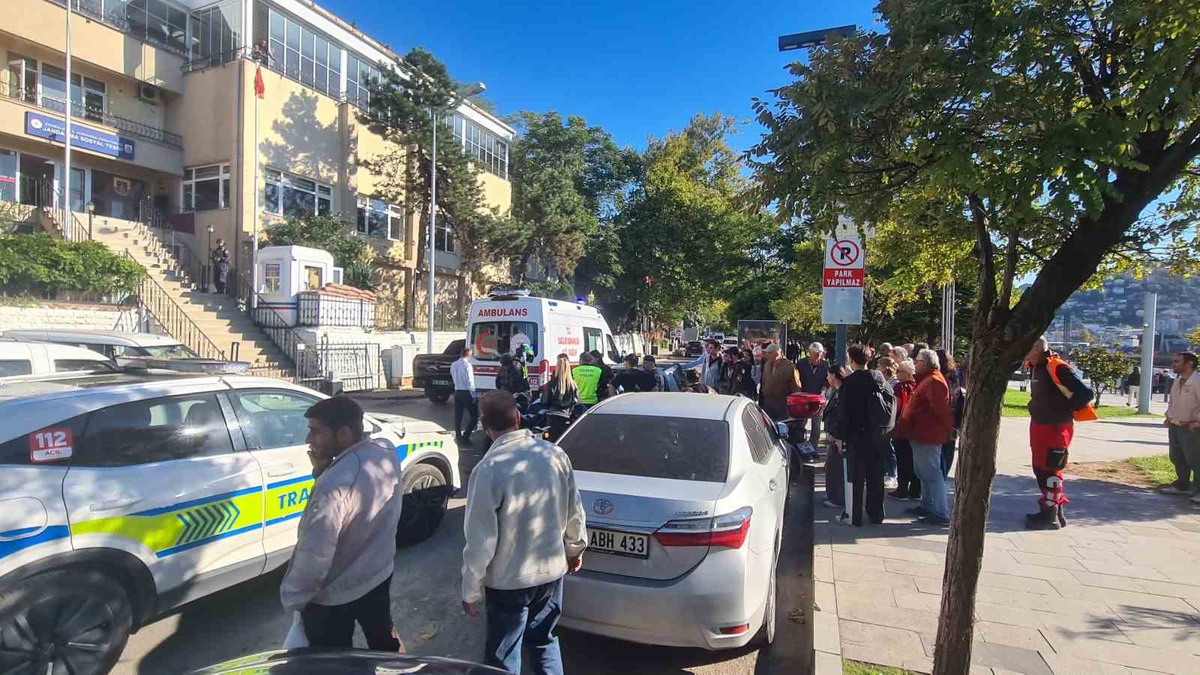 Zonguldak\'ta motosiklet otomobile çarptı, 17 yaşındaki sürücü ağır yaralandı