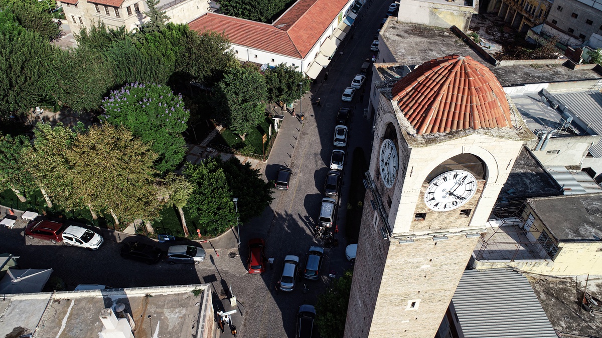 Adana\'da 32 metre yüksekliğindeki saat kulesinin yer aldığı cadde trafiğe kapatıldı