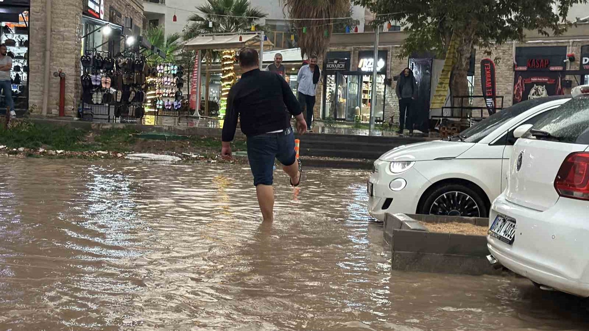 Adıyaman\'da sağanakta metrekareye 22,2 kilogram yağış kaydedildi, yollarda çökme oldu