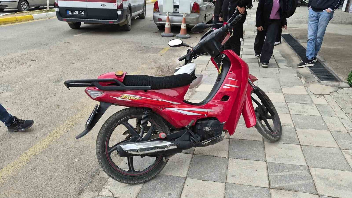 Adıyaman\'da okul önünde 12 yaşındaki öğrenci motosikletin çarpması sonucu yaralandı