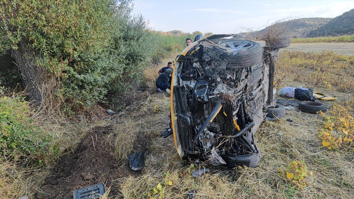 Adıyaman Gölbaşı\'da şarampole devrilen otomobildeki 4 kişi yaralandı