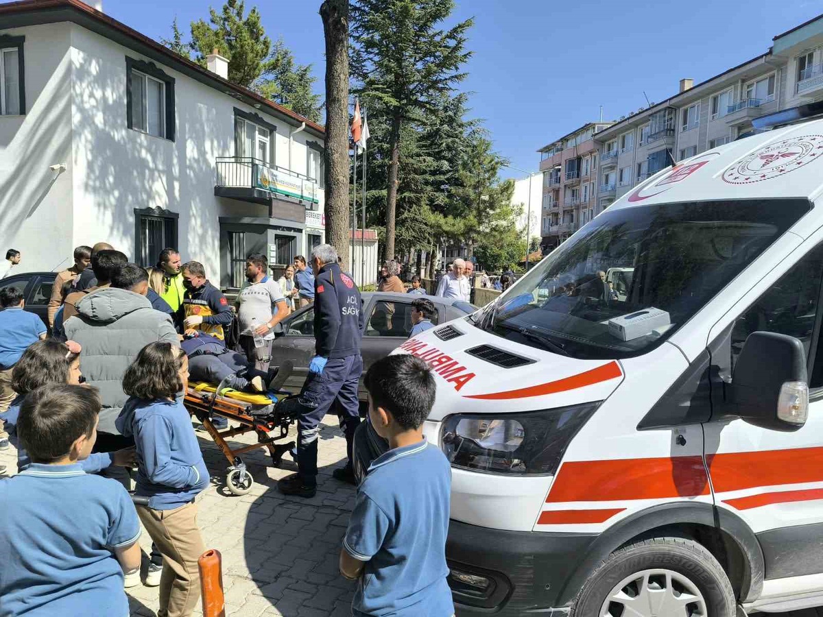 Afyonkarahisar Şuhut\'ta kontrolden çıkan motosiklet devrildi, sürücü yaralandı
