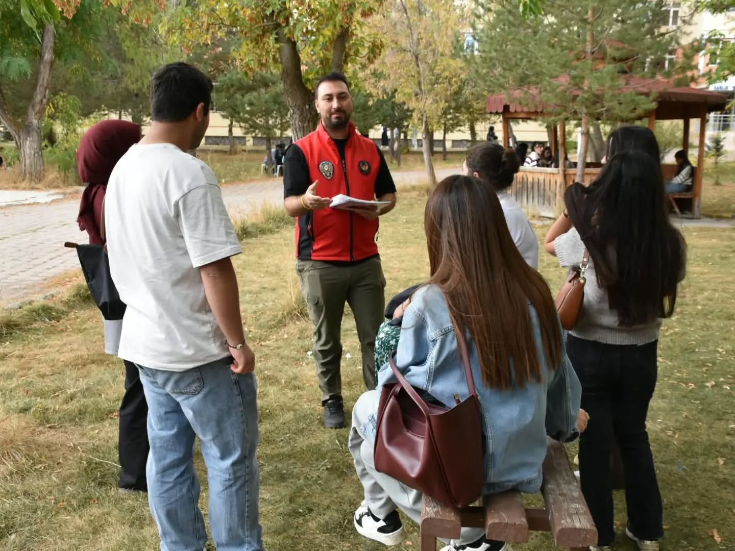 Ağrı Emniyeti üniversitede 5 bin 750 öğrenciye güvenlik bilgilendirmesi yaptı