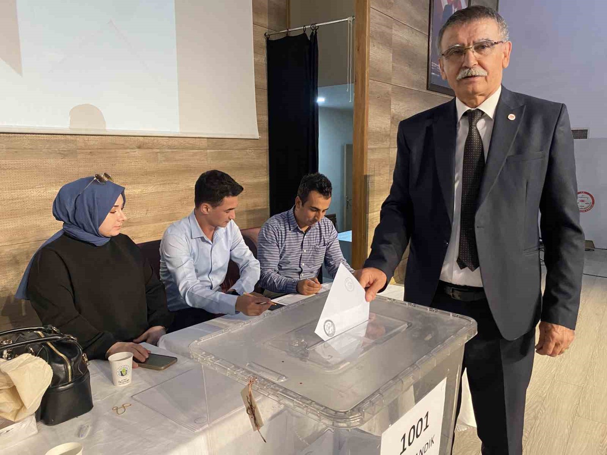 Alaşehir’de YENİ Parti’nin ilk ilçe başkanı Mehmet Kayacık oldu