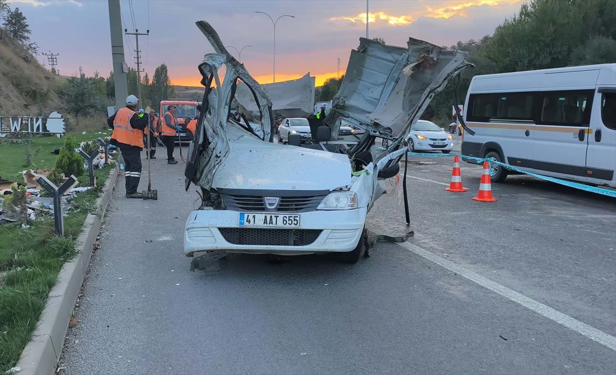 Ankara Mamak\'ta karşı şeride geçen otomobil çarpıştı, 2 kişi öldü, 2 kişi ağır yaralandı.