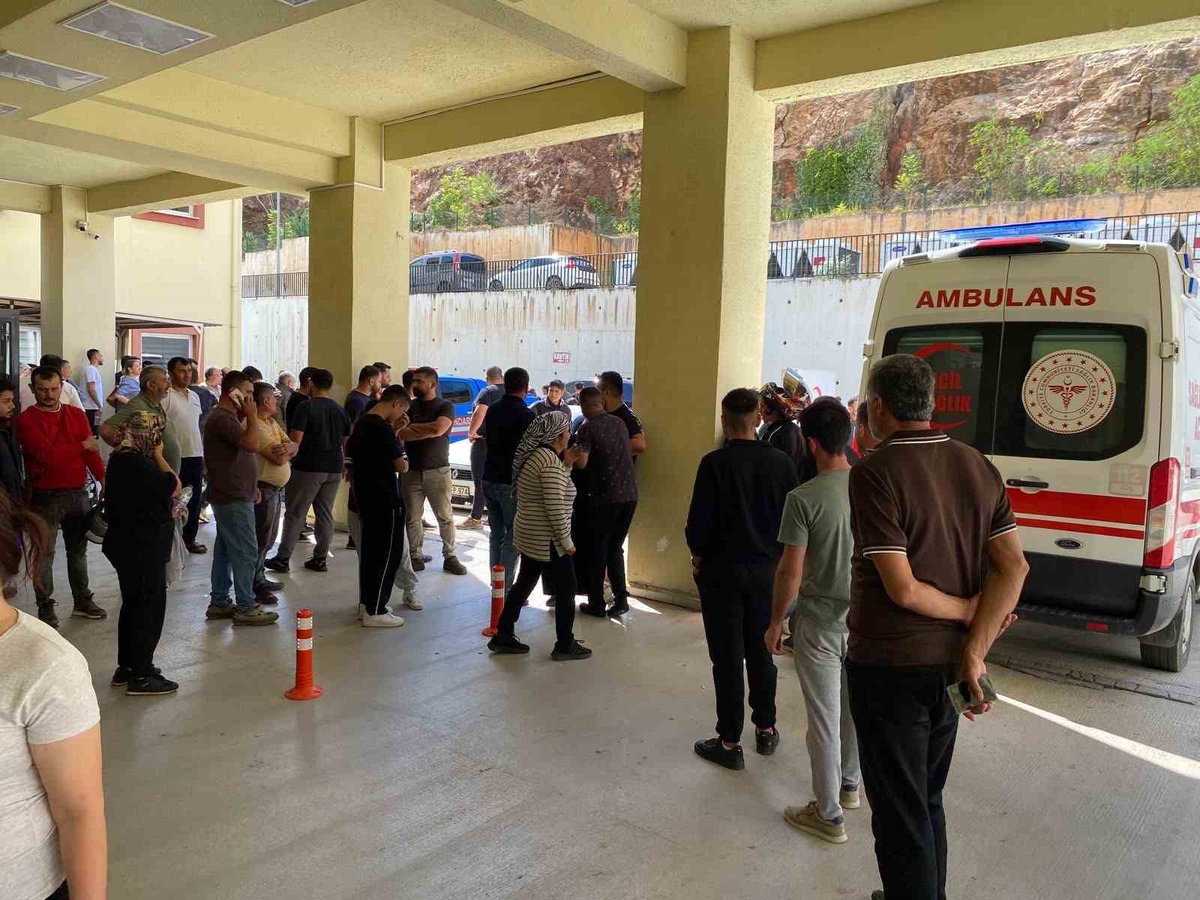 Antalya Gazipaşa\'da iş makinesine sıkışan 15 yaşındaki çocuk ağır yaralı sevk edildi