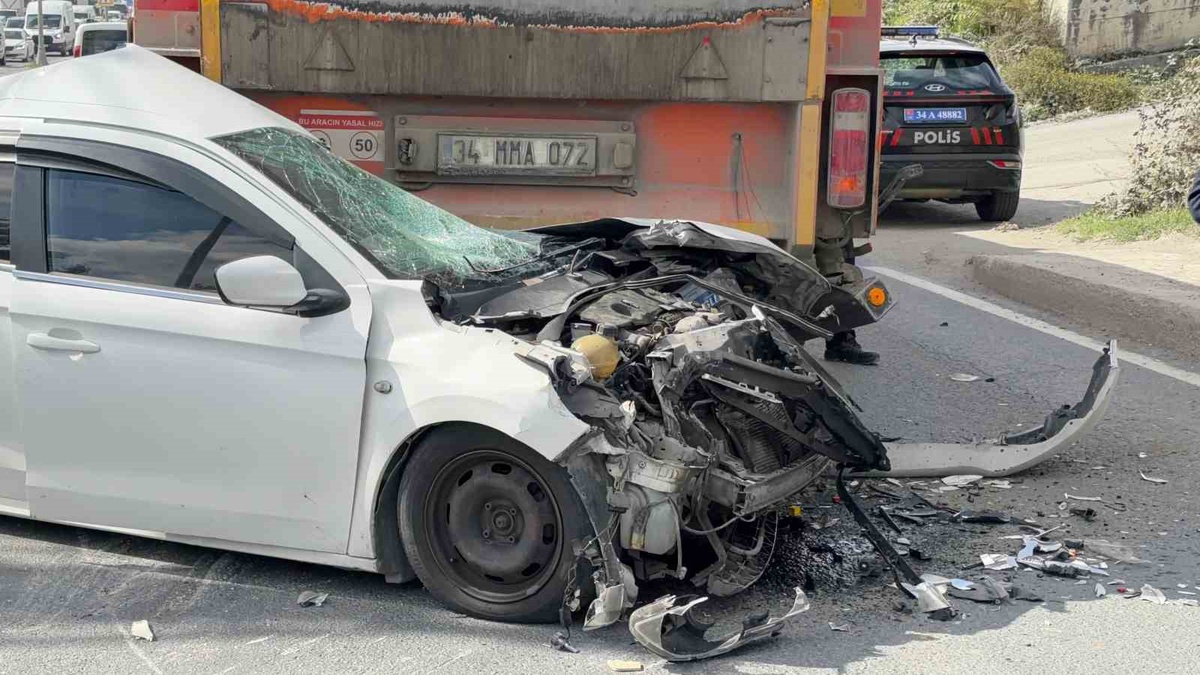 Arnavutköy\'de zincirleme kazada otomobil hurdaya döndü, sürücü hafif yaralı kurtuldu