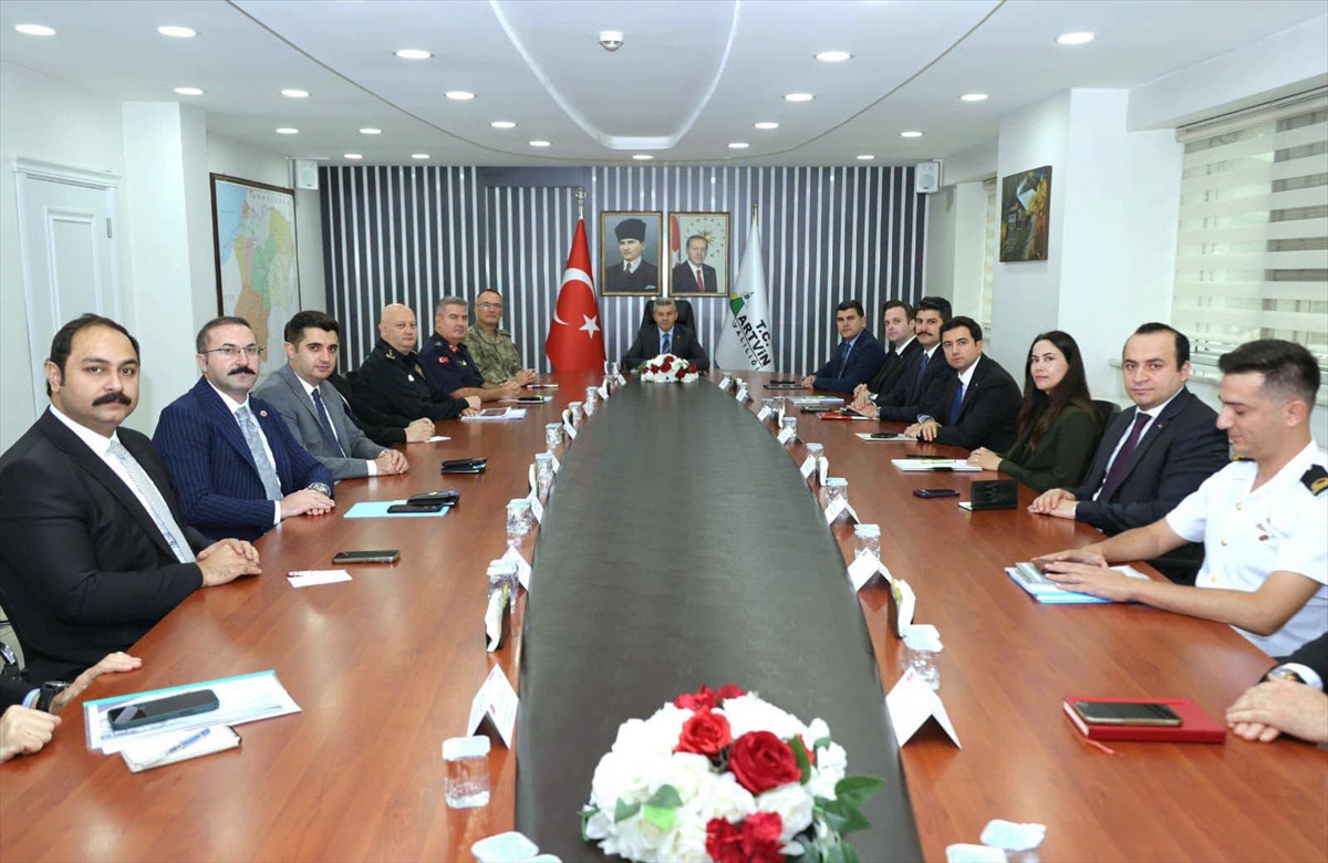 Artvin\'de Vali Ergün başkanlığındaki güvenlik toplantısında okul güvenliği ele alındı