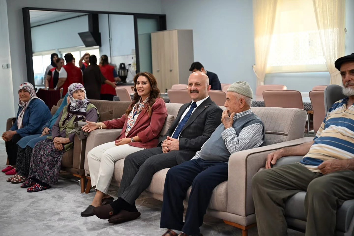 Aydın Valisi Varol, yaşlı bakım merkezinde devletin yanlarında olduğunu söyledi