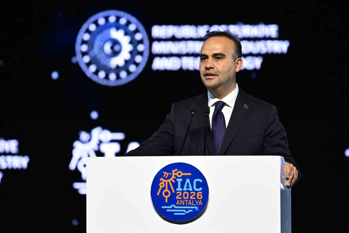Bakan Kacır, Antalya\'daki Uzay Kongresi\'nde 5 ülkenin bakanıyla görüştü