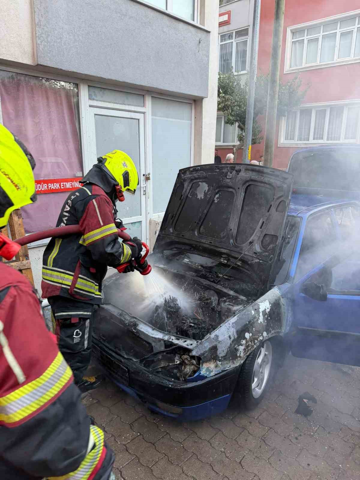 Bandırma\'da park halindeki otomobilin motoru alev aldı, itfaiye kısa sürede söndürdü