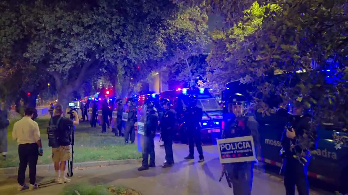 Barselona\'da konut protestosunda çatışma çıktı, Katalonya polisi 13 gözaltı açıkladı