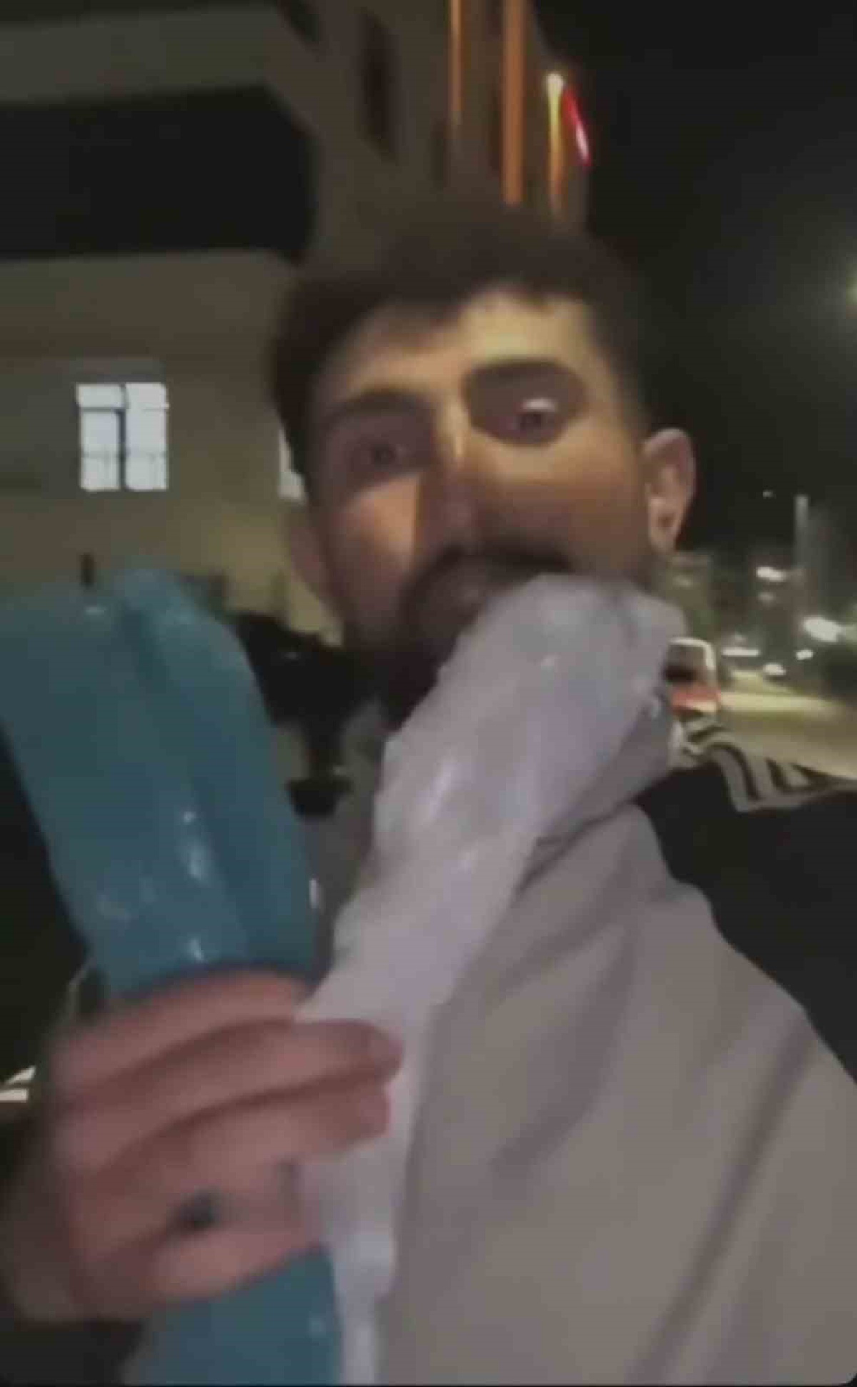 Batman\'da çamurlu yolda vatandaştan \'Trump, come to Batman Gültepe\' tepkisi geldi.