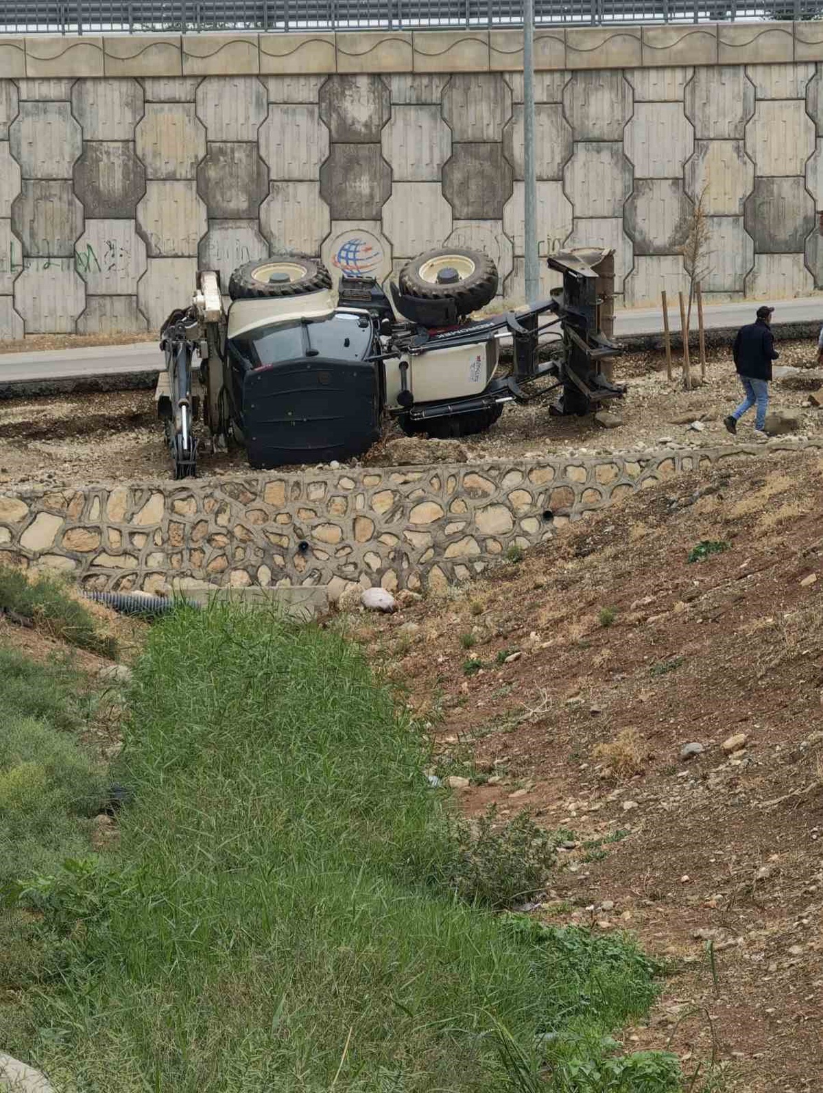 Batman\'da iş makinesi yol kenarına devrildi, sürücüsü hastaneye kaldırıldı