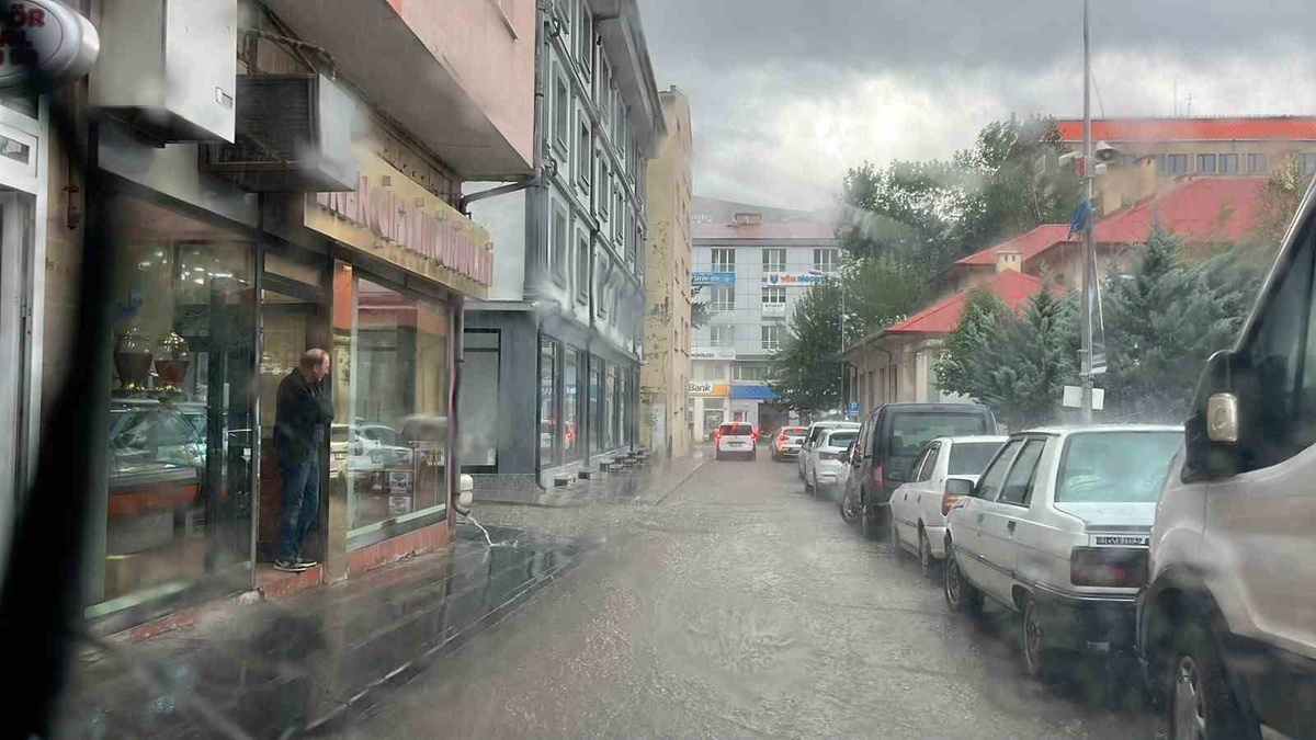 Bayburt\'ta gök gürültülü sağanak yaşamı aksattı, yağış cuma gününe kadar sürecek