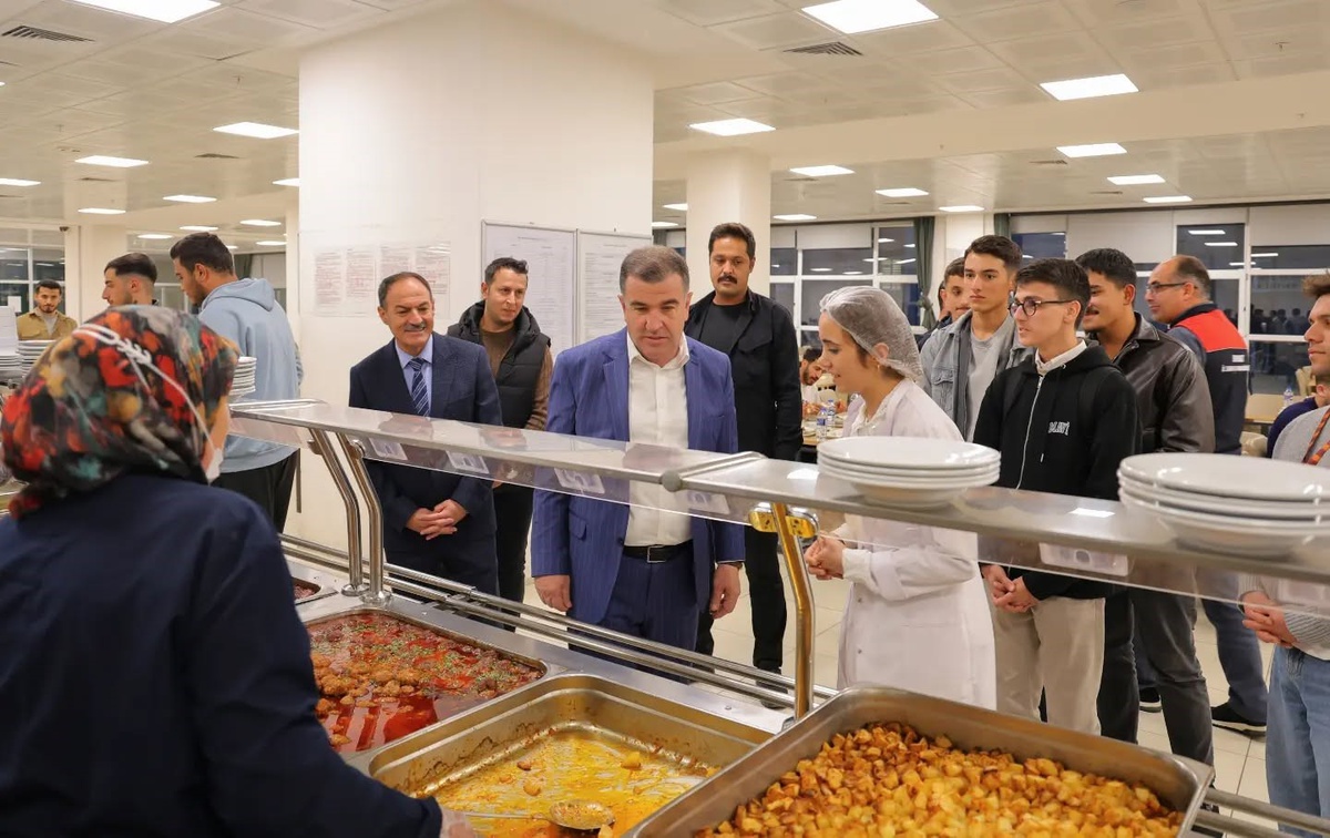 Bayburt Valisi Eldivan, KYK yurdunda öğrencilerle buluştu, yemekhaneyi inceledi