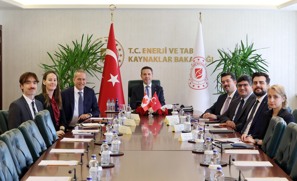 Bakan Bayraktar, Kanada Büyükelçisi Lebleu\'yu kabul etti, enerji iş birliğini görüştü