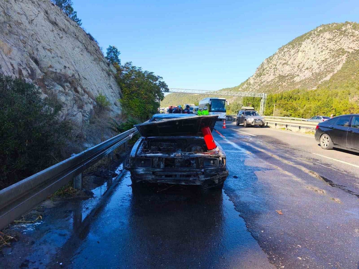 Bilecik Vezirhan\'da seyir halindeki otomobilin motoru alev aldı, araç hasar gördü