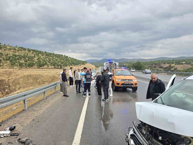 Bingöl-Erzurum karayolunda hafif ticari araç bariyere çarptı, kazada 1 kişi yaralandı