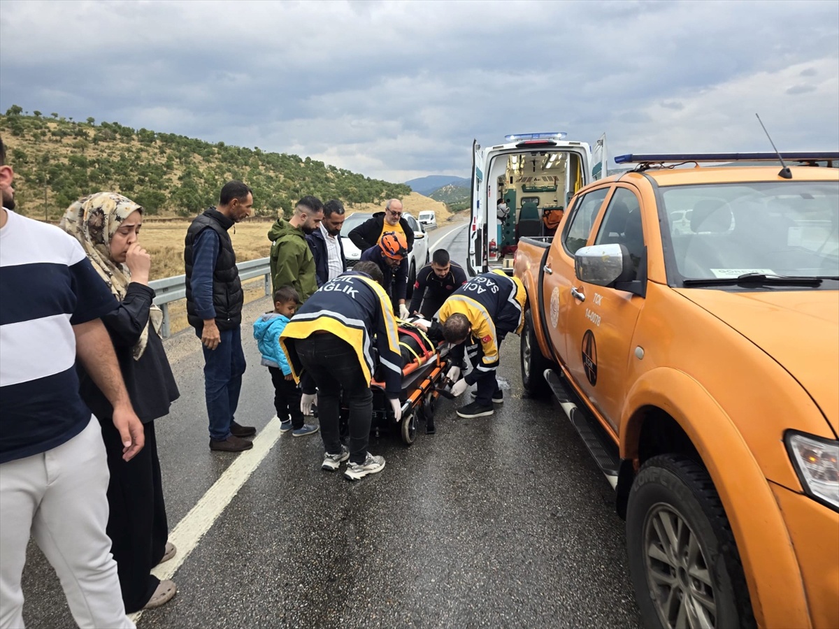 Bingöl-Erzurum kara yolunda bariyerlere çarpan otomobildeki 2 kişi yaralandı