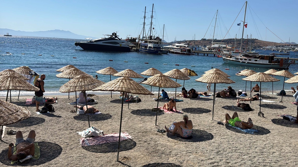 Bodrum\'da ekimde deniz suyu 24 derece olunca turistler denize girdi