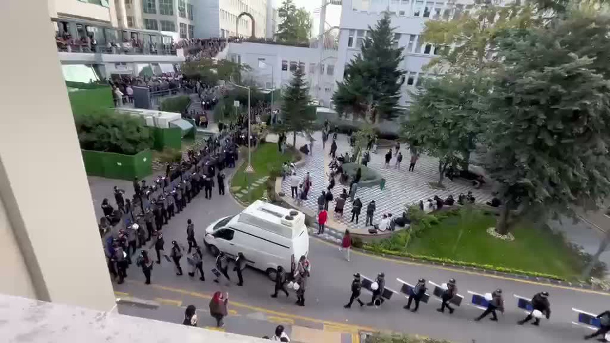 Boğaziçi\'nde yemek 85 liraya çıkınca öğrenciler yemekhanede sembolik eylem yaptı