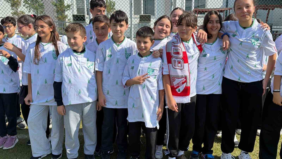 Boluspor antrenmanını izleyen 40 öğrenci, formalarını futbolculara imzalattı