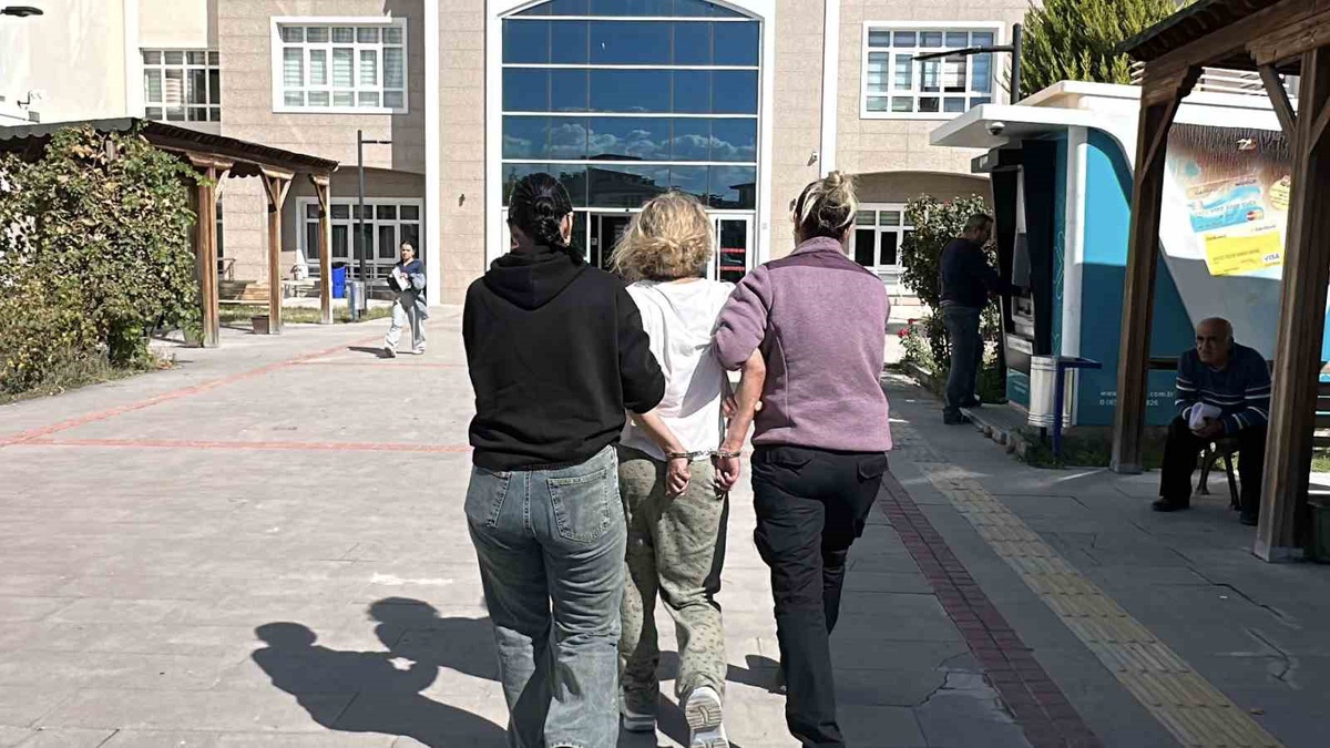 Burdur\'da yola atlayan Ukrayna uyruklu kadın polise direnip adliyeye sevk edildi