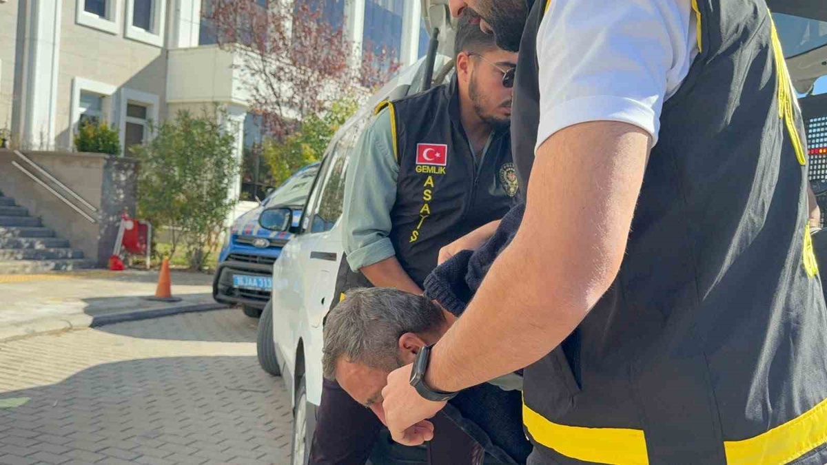 Gemlik\'te Vural ve Asiye Kara cinayeti: Dambılla gürültü yaptığı için şikayet edilen komşu adliyede
