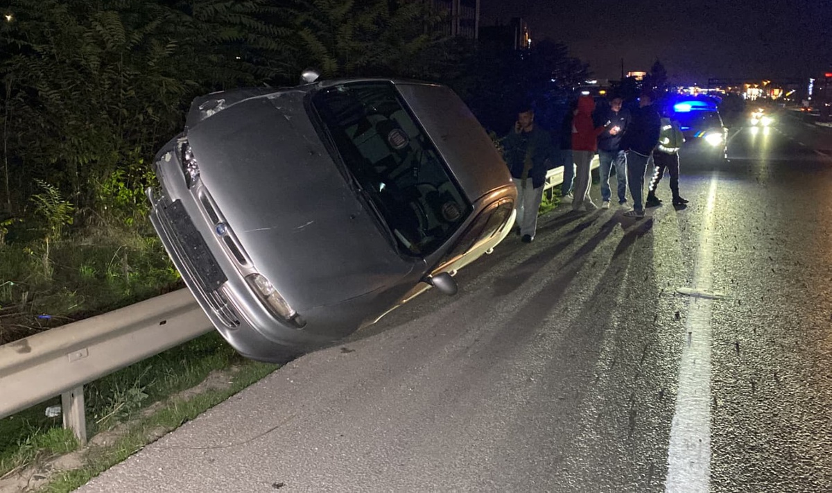 Bursa İnegöl\'de bariyerlere çıkan otomobil yan durdu, sürücü yara almadan kurtuldu