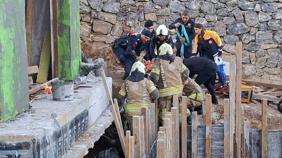 Çekmeköy\'deki inşaat alanında göçük altında kalan 1 işçi hafif yaralı kurtarıldı