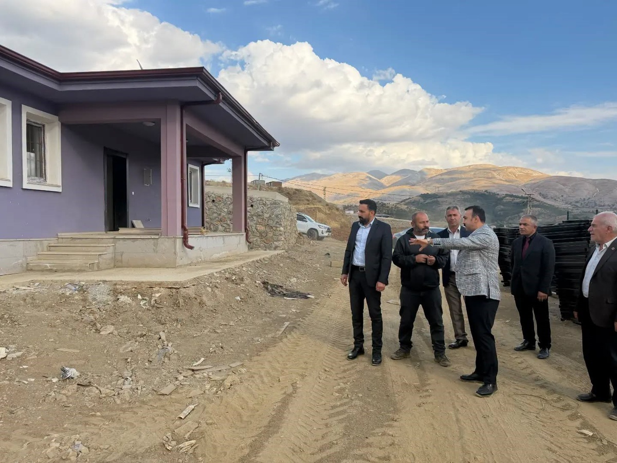 Çelikhan Kaymakamı Pelvan, deprem konutları ve çocuk oyun parklarını inceledi