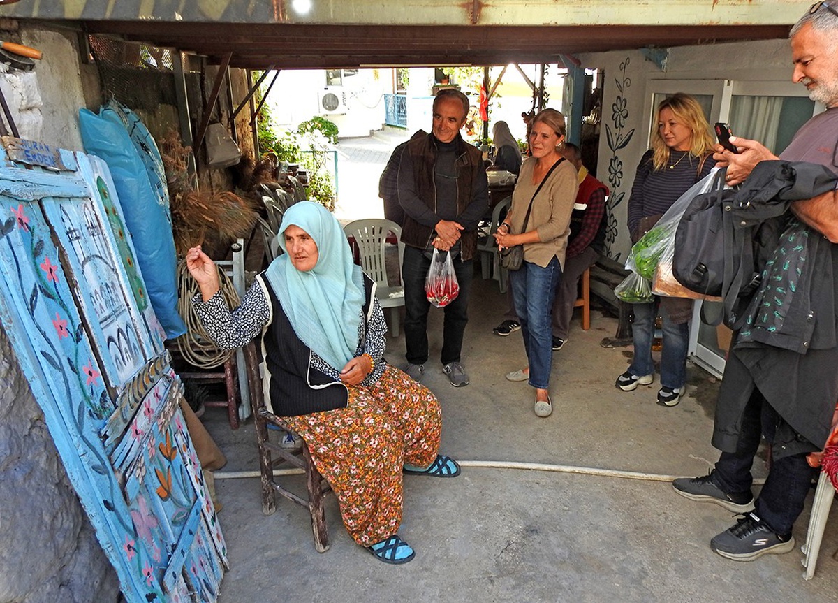 Çeşme Germiyan\'da Nuran Erden eski dam kapısını motiflerle sanat eserine dönüştürdü