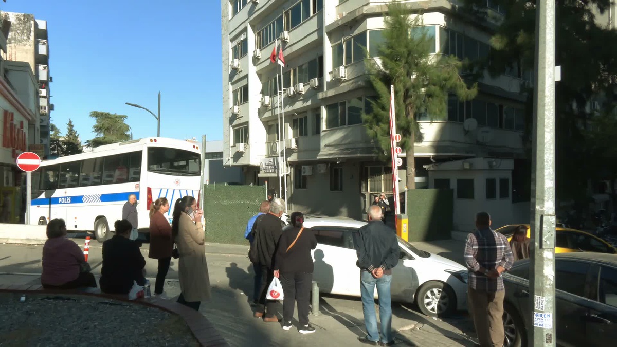 CHP İzmir İl Başkanı Gümrükçü, Bayraklı\'da 46 kişinin gözaltına alınmasına tepki gösterdi