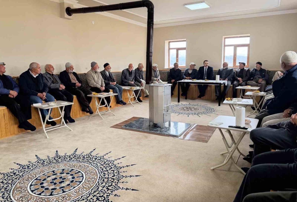 Demirözü Kaymakamı Ahat, Bayrampaşa köyünde talepleri dinleyip Muhtar Önal\'dan bilgi aldı