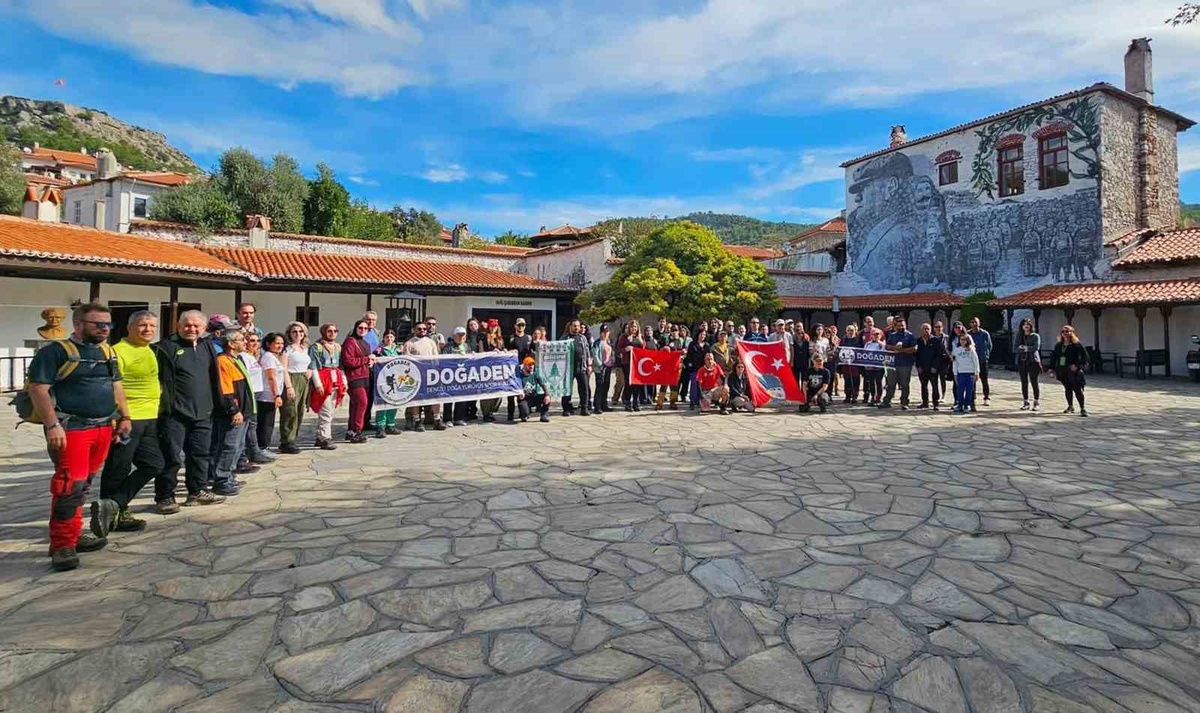 Denizli Doğaden üyeleri, Muğlalı dağcılar rehberliğinde 13 kilometre yürüdü