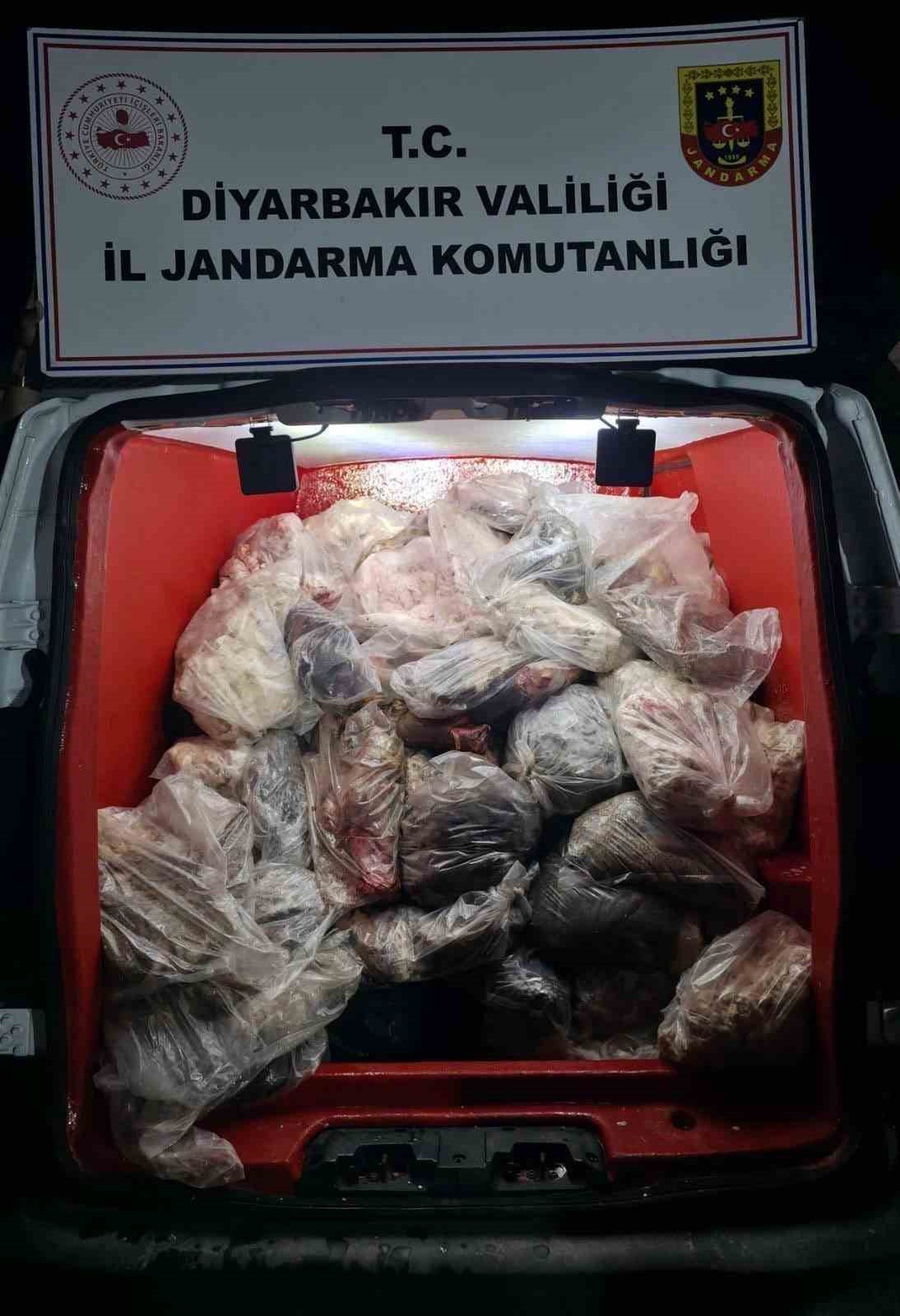 Diyarbakır Çınar\'da 820 kilo sağlığa elverişsiz iç yağ ve sakatat ele geçirildi