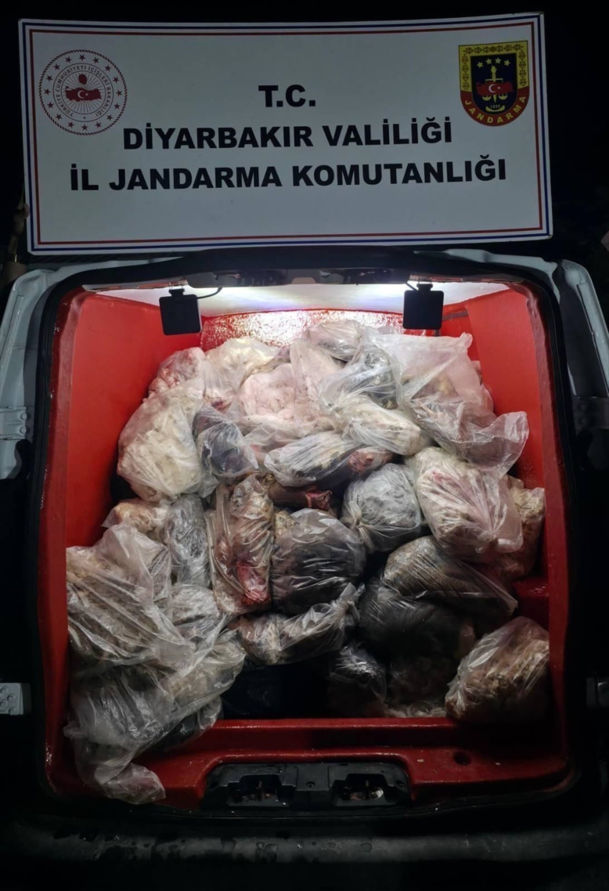 Diyarbakır Çınar\'da jandarma yaklaşık 820 kg sağlıksız hayvansal ürün ele geçirdi
