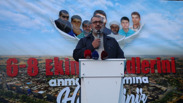 Diyarbakır'da Yasin Börü ve arkadaşları mezarları başında anıldı