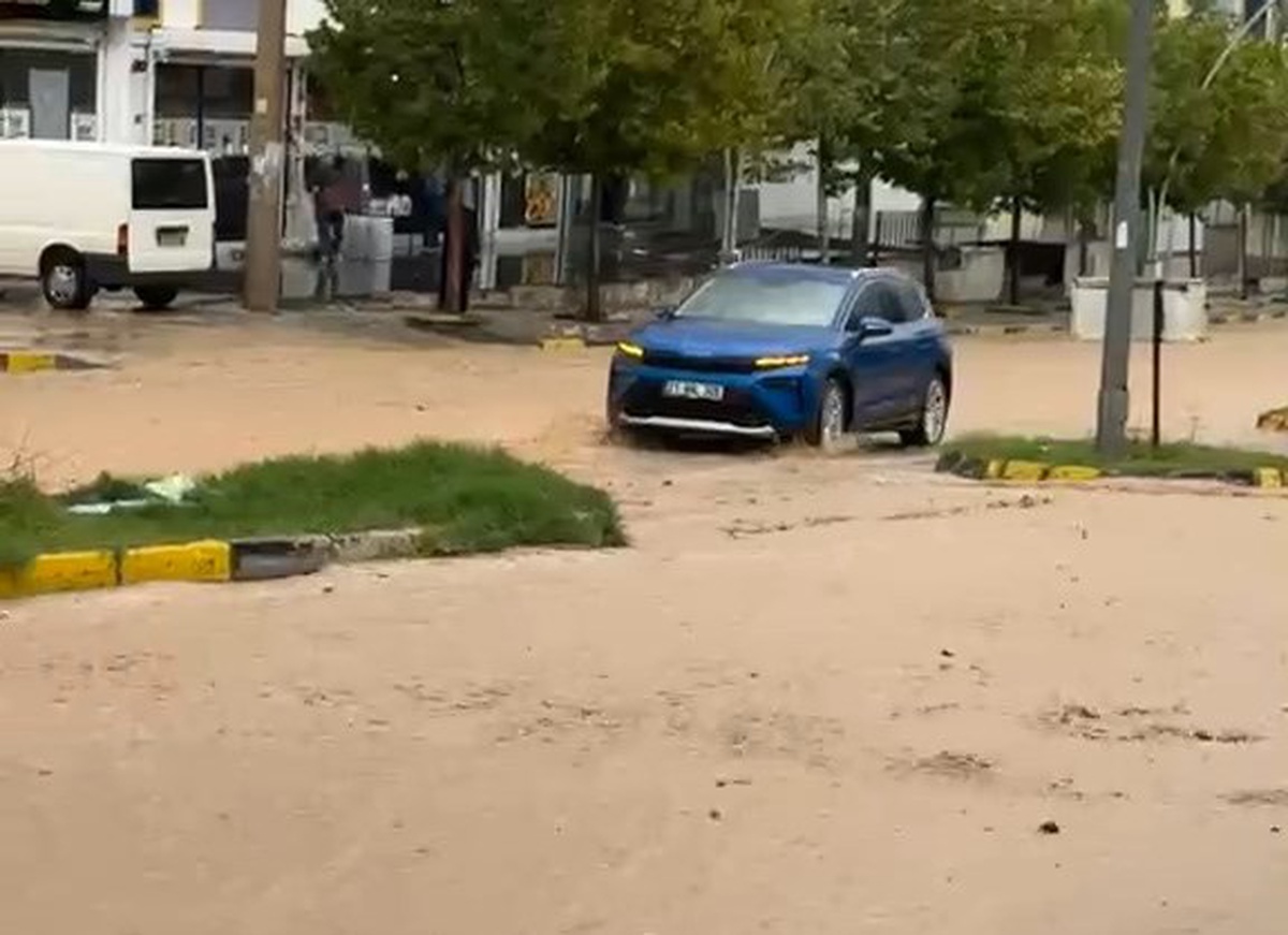 Diyarbakır Ergani\'de sağanak cadde ve sokakları suya teslim etti, sürücüler zorlandı