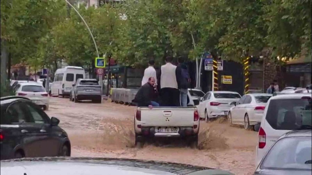 Diyarbakır Ergani'de sürücüler araçlarıyla çukurlara düştü, evleri su bastı