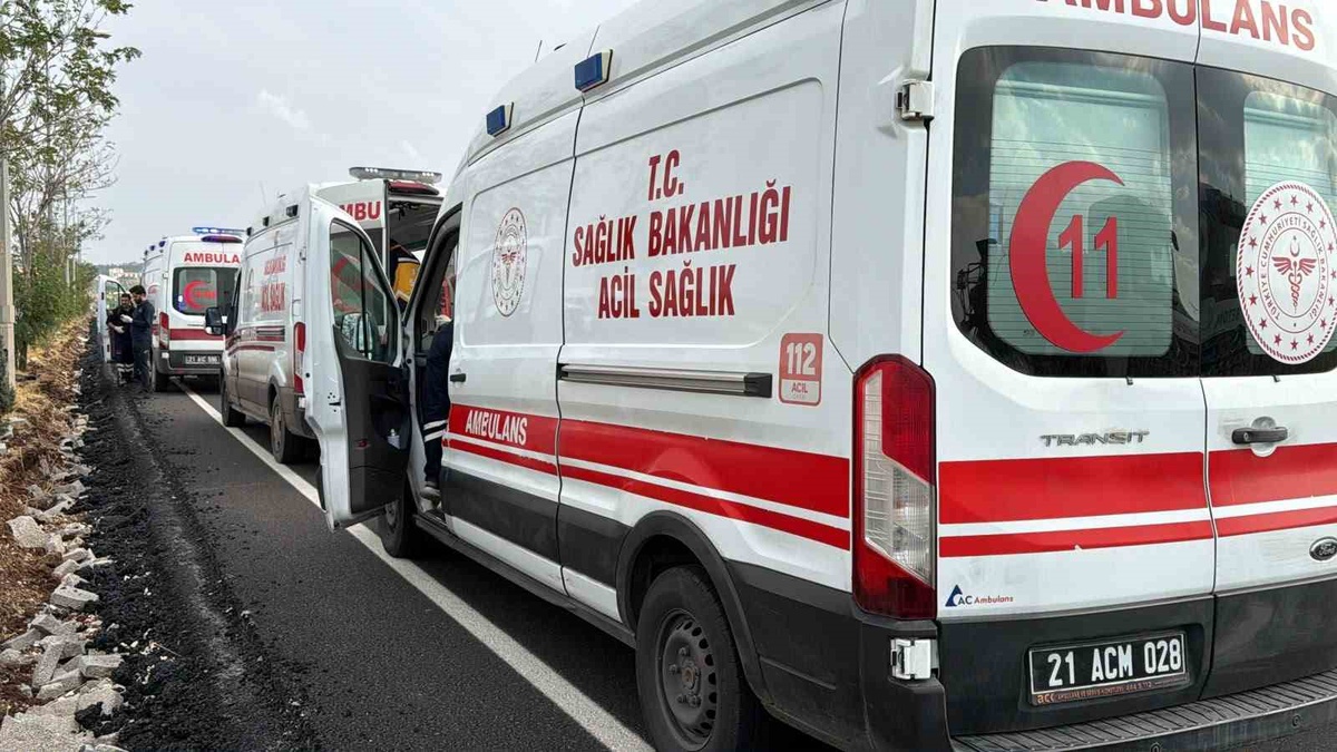Diyarbakır Silvan karayolunda SUV ile hafif ticari araç çarpıştı, 3 kişi yaralandı