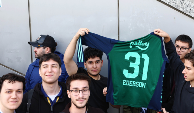 Ederson için Kadıköy'de izdiham! Kuyruğun sonu görünmedi